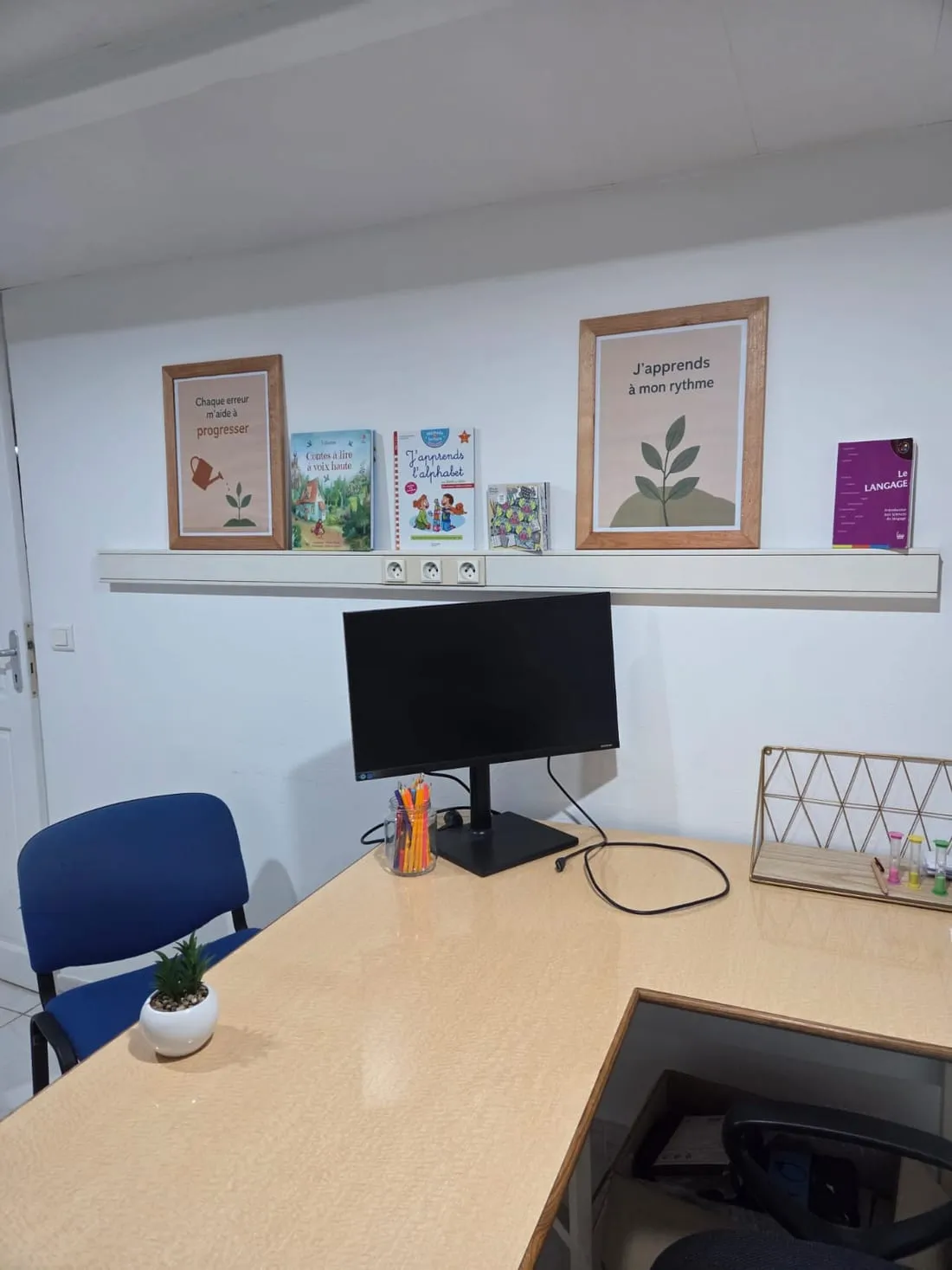 Étagère du cabinet avec affiches pédagogiques