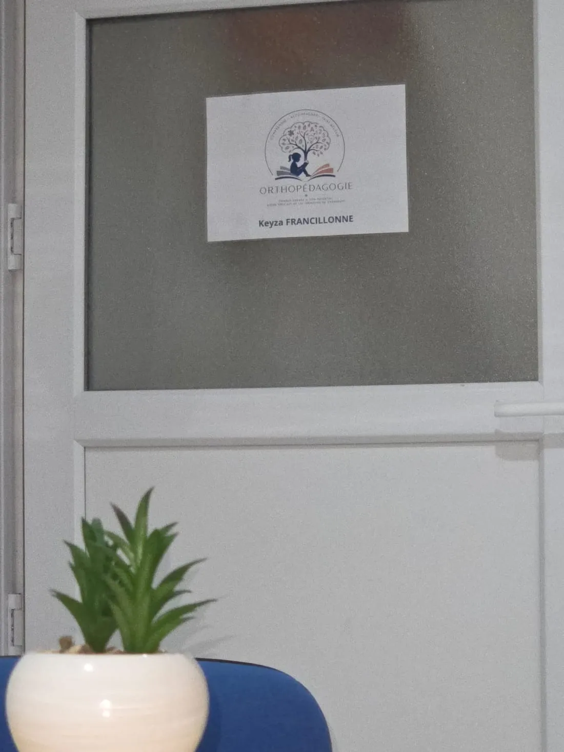 Entrée du cabinet de Keyza Francillonne, orthopédagogue