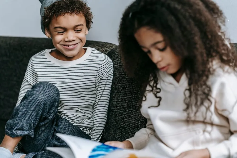 Deux enfants qui apprennent ensemble