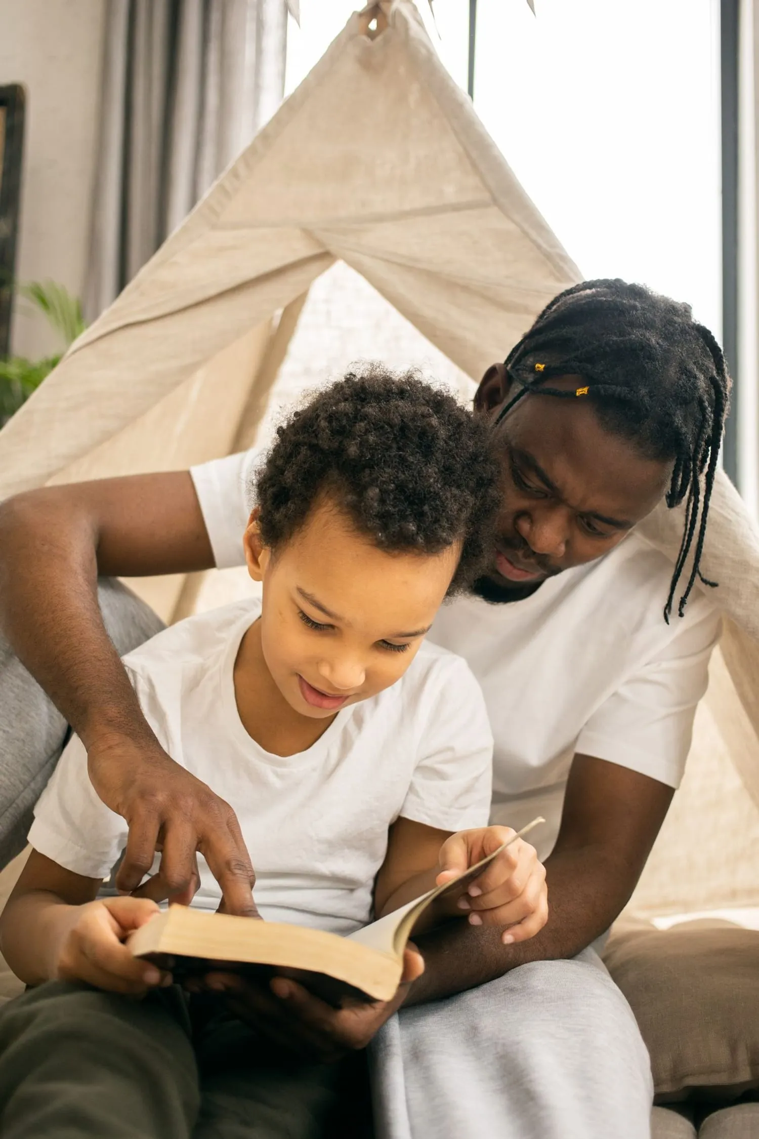 Un parent et ses enfants qui lisent ensemble